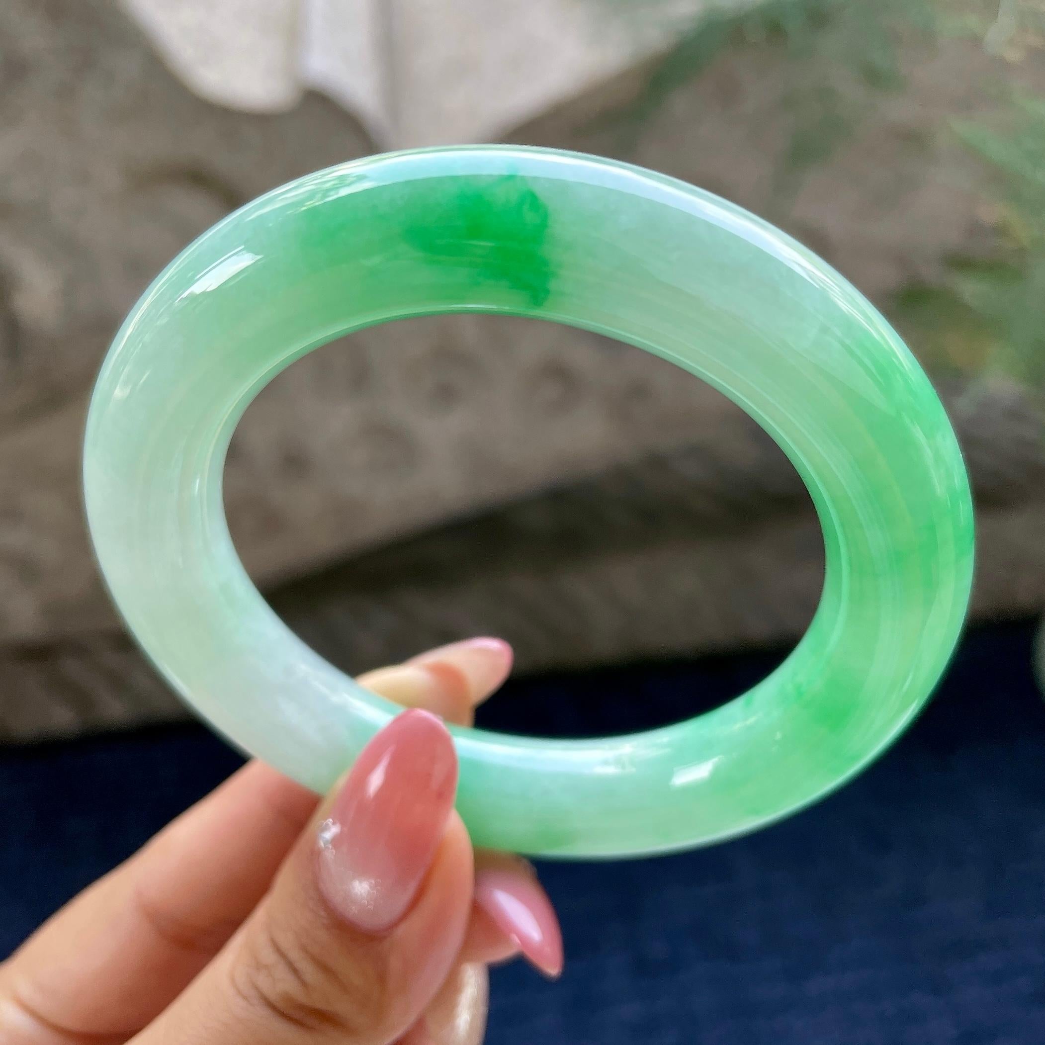 细糯种飘翠绿圆条手镯55.8圈        天然缅甸A货翡翠（yc424735）