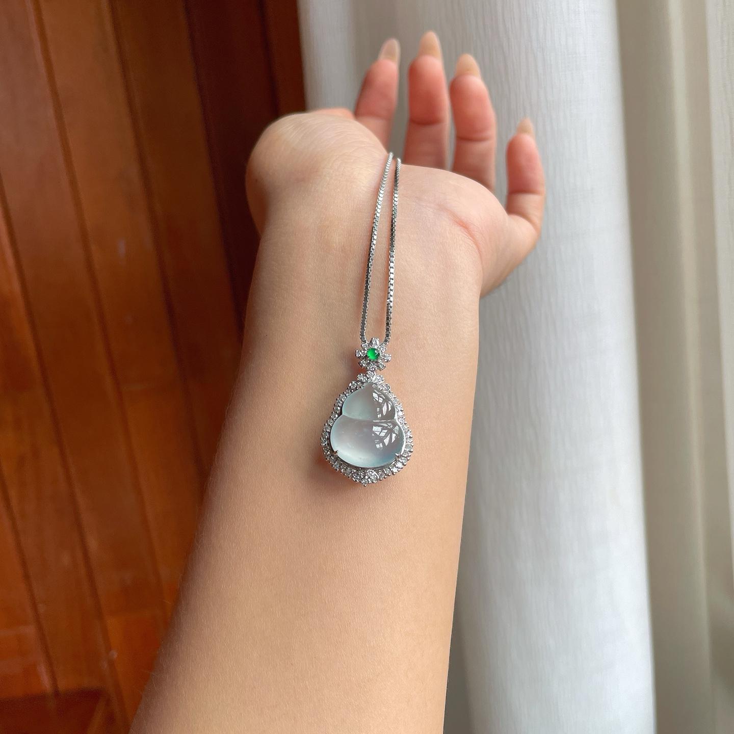 18k金镶冰种淡底色翡翠葫芦（yc239367）