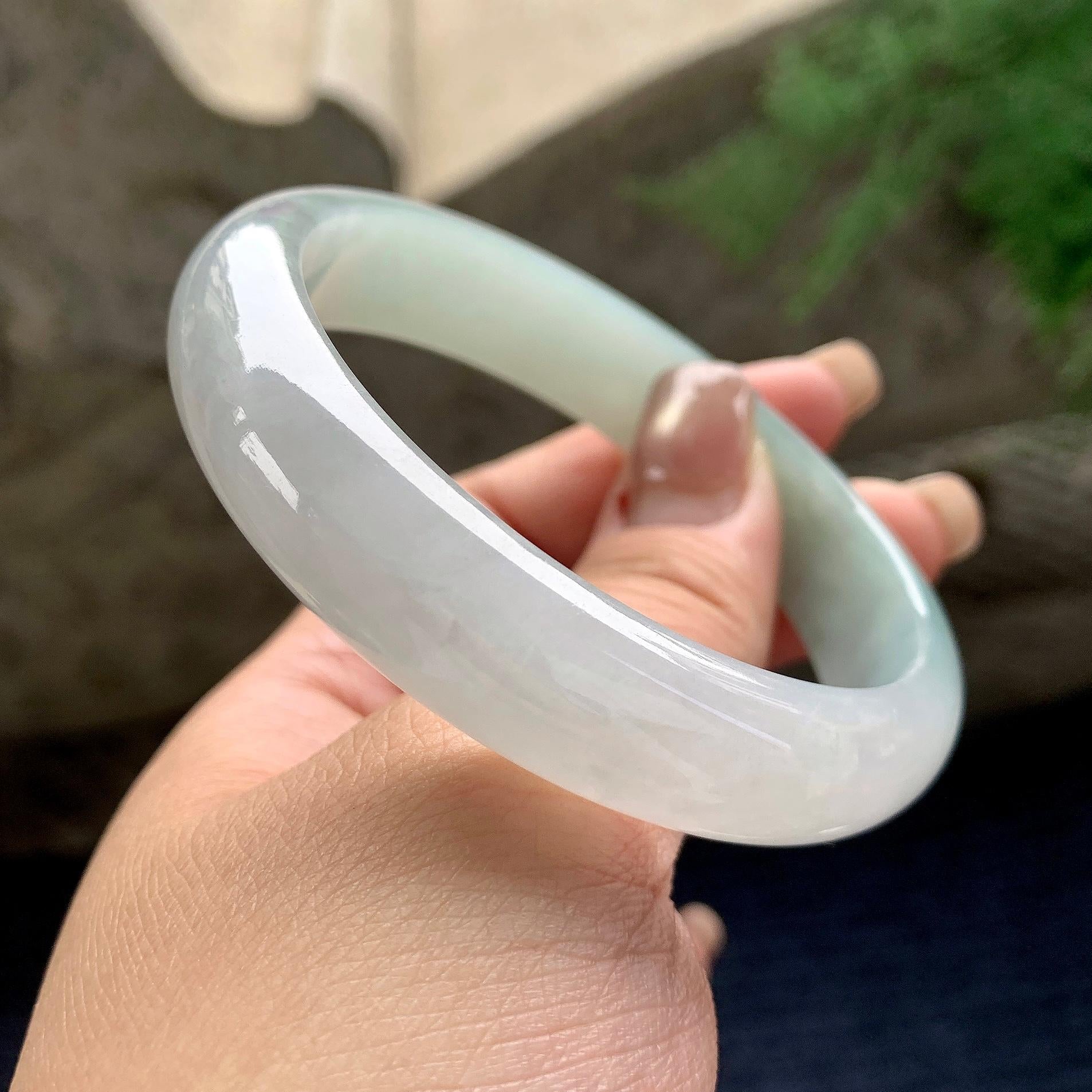 大圈口 细糯种淡晴底飘绿花正圈平安镯  58.2圈口  天然缅甸A货翡翠（yc358875）