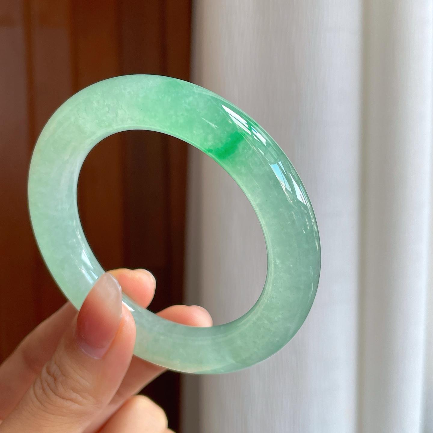 冰种飘绿花翡翠圆条手镯（54.5mm）（yc329510）