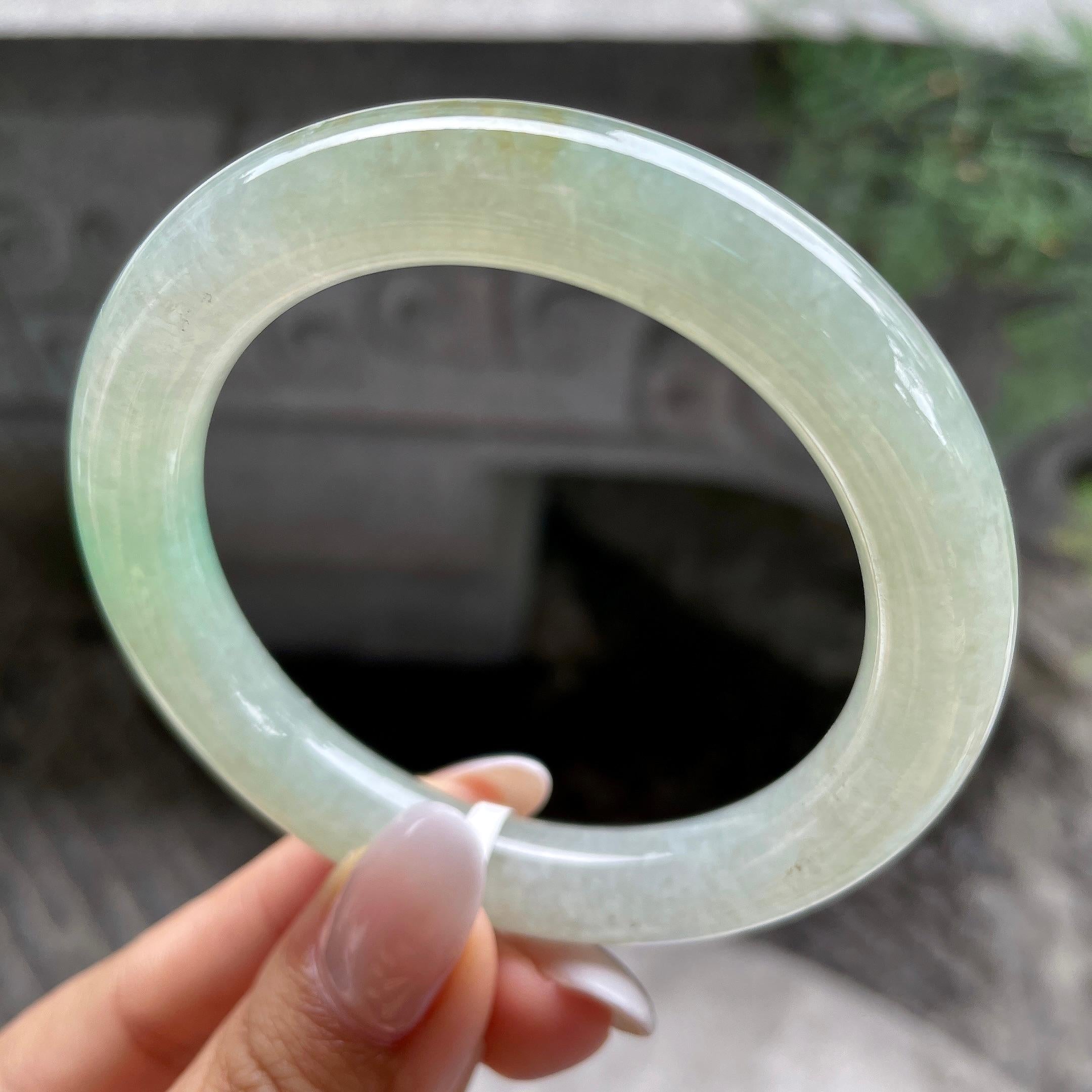 细糯种晴底飘绿花圆条手镯55圈           天然缅甸A货翡翠（yc407874）