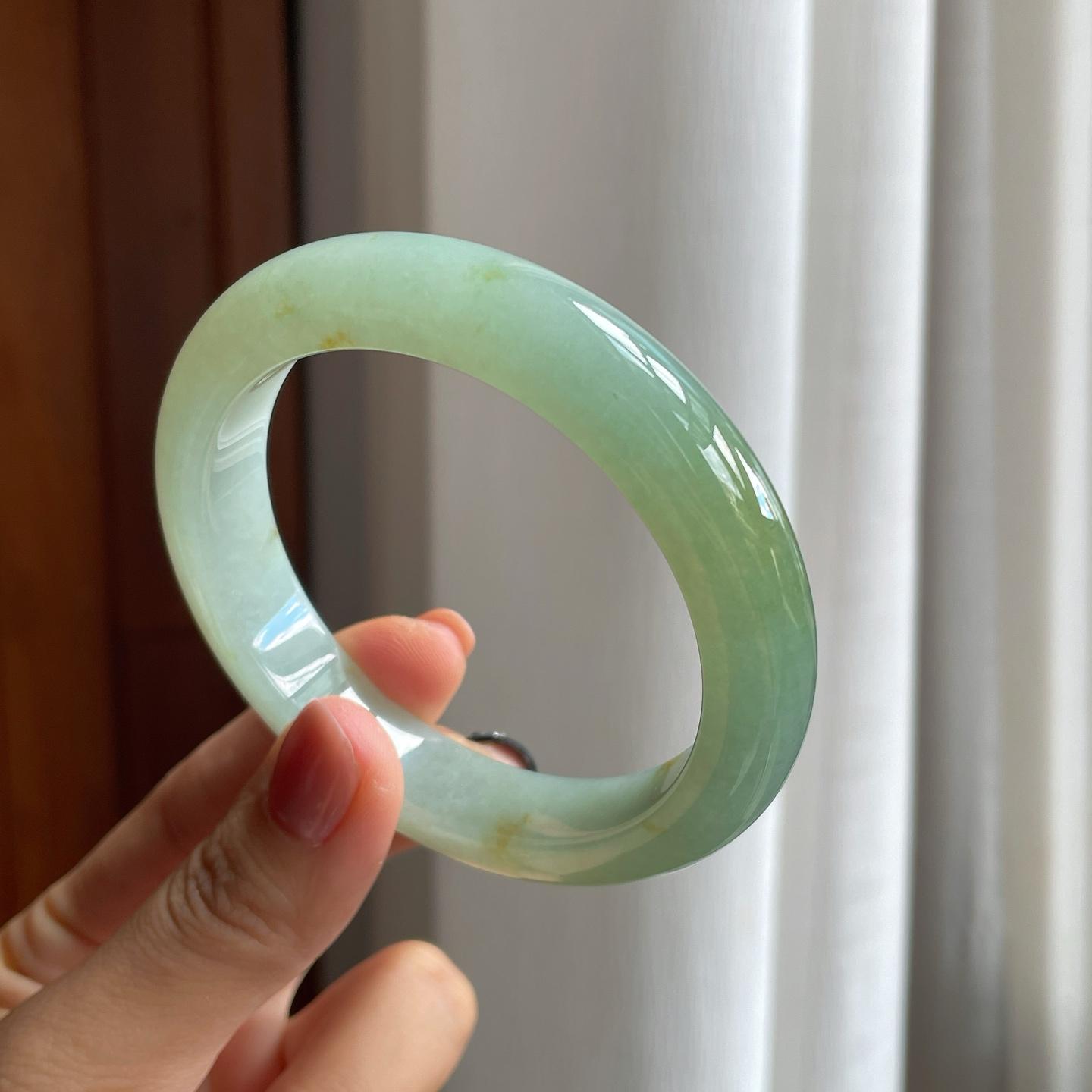 糯冰晴绿底飘黄翡翠平安镯（59mm）（yc277392）