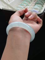 冰种带有淡淡的蓝味正圈翡翠手镯（57mm）