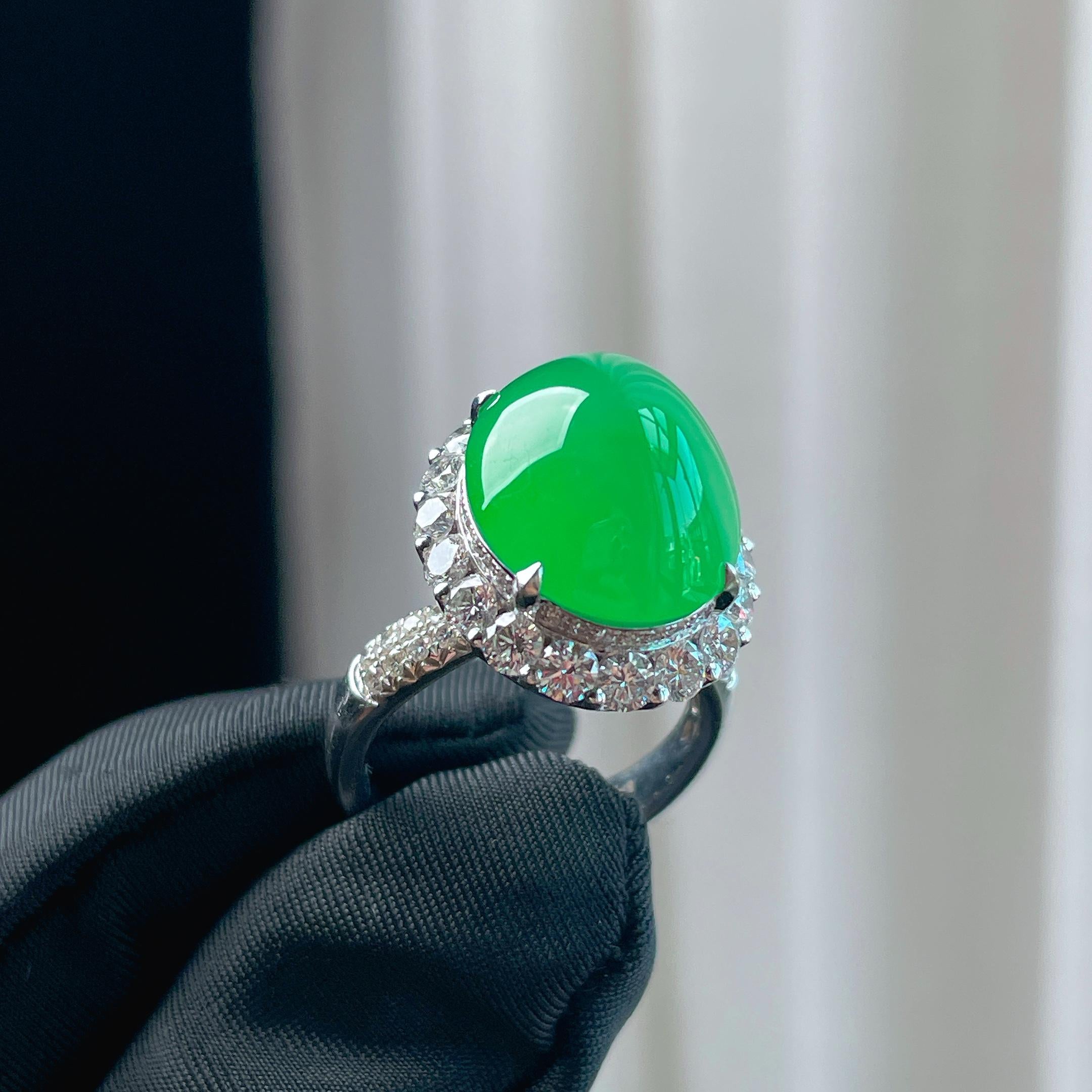 18k金钻镶冰种甜绿翡翠蛋面戒指（yc344489）