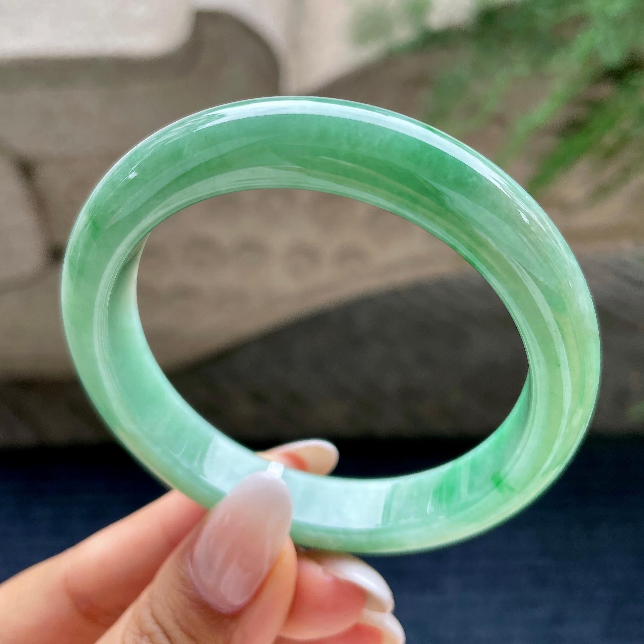 细糯种晴底飘绿花正圈平安镯    57圈    天然缅甸A货翡翠（yc410271）