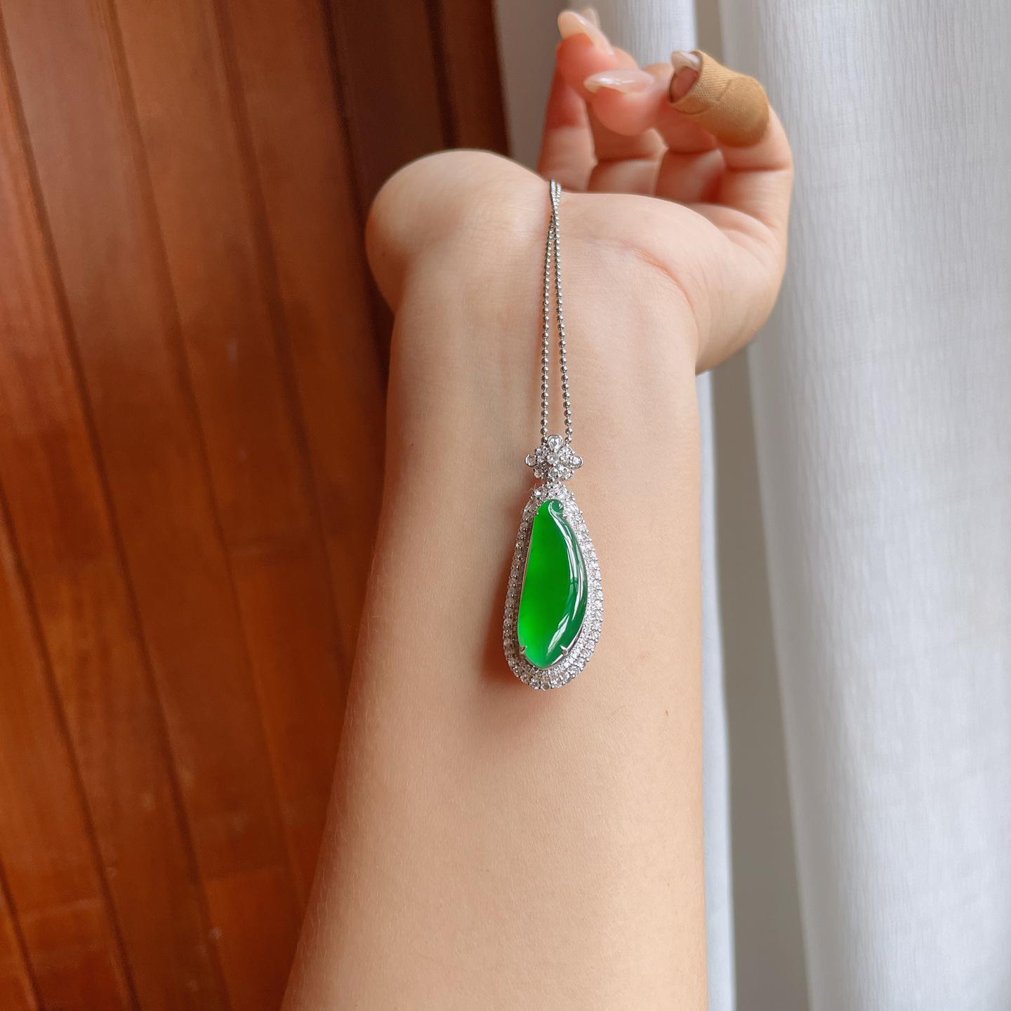 18k金镶冰种满绿翡翠福瓜（yc246195）