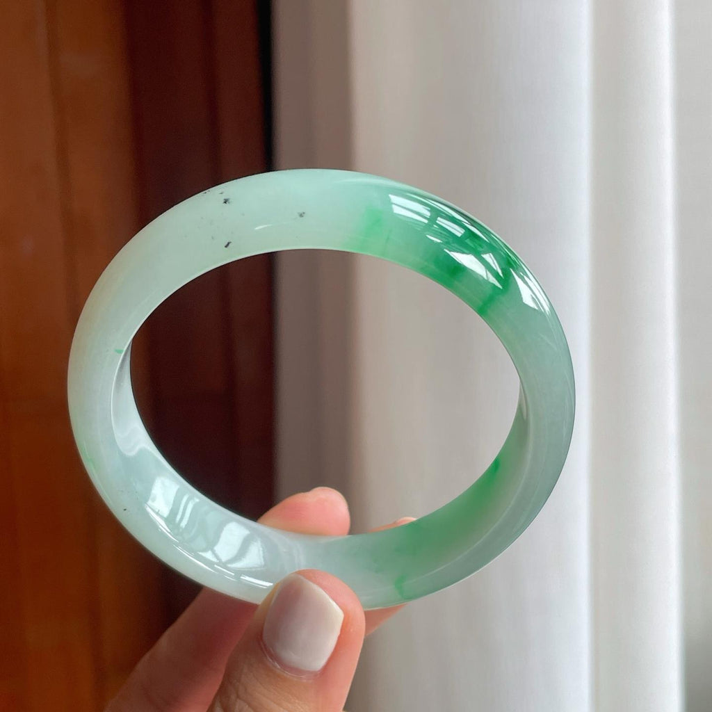 糯冰宽版飘绿花翡翠平安镯（60.5mm）（yc249150）