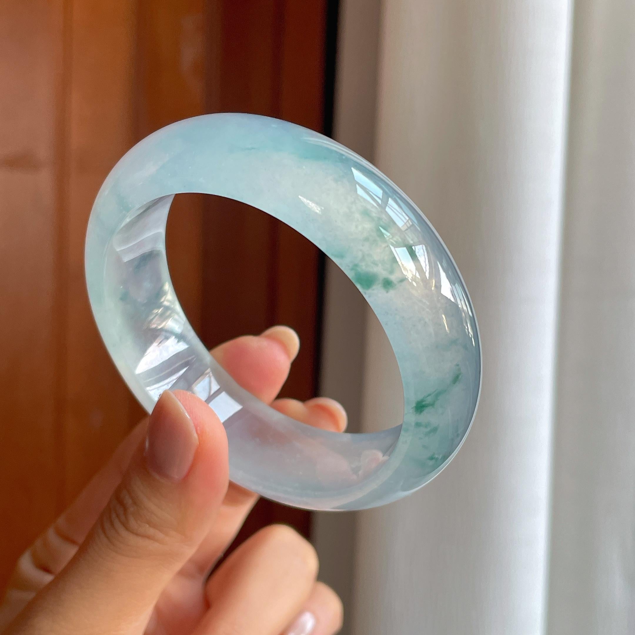 冰玻种飘蓝花宽版翡翠手镯（57.5mm）（yc402747）