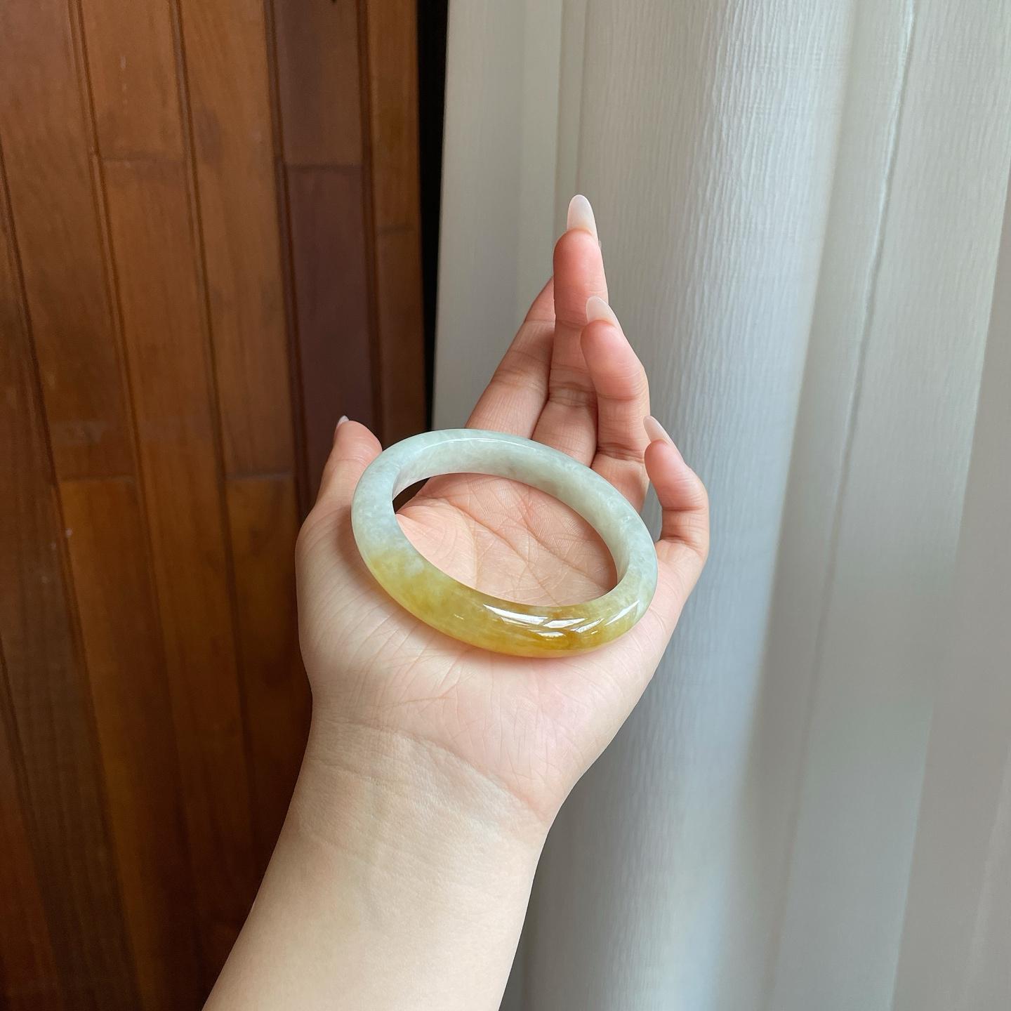 糯冰带黄翡翡翠平安镯（56.6mm）（yc272877）