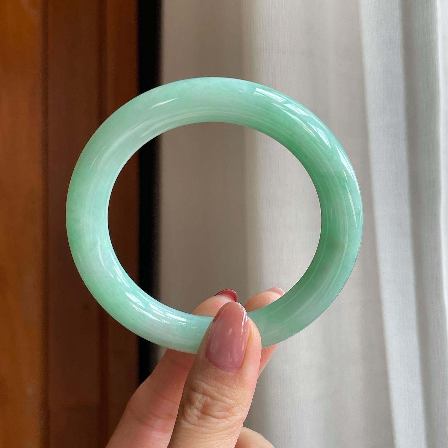 糯冰果绿翡翠圆条手镯（57mm）（yc296425）