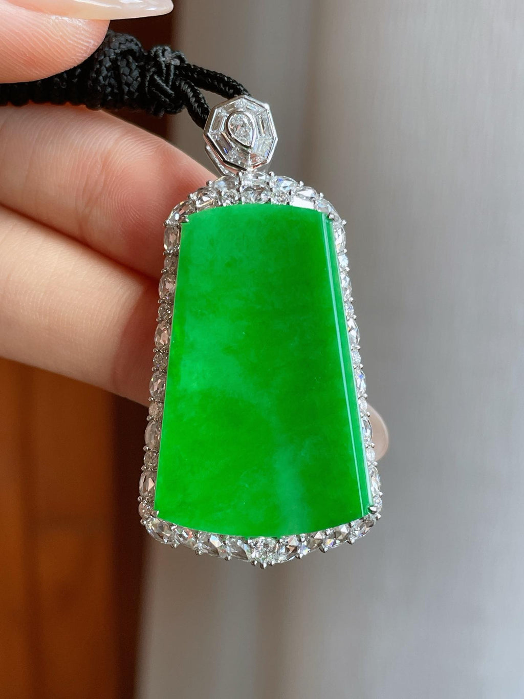 18k金镶糯冰满绿翡翠无事牌（yc241845）