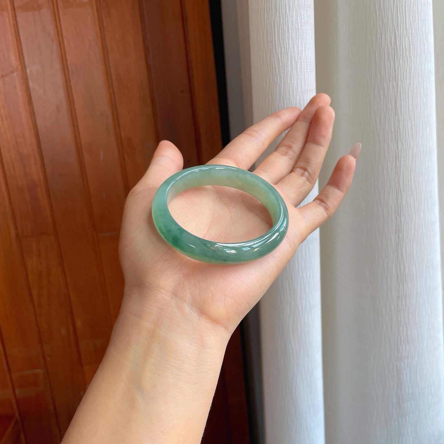 糯冰湖水绿飘花翡翠贵妃镯（54.8mm）（yc312892）