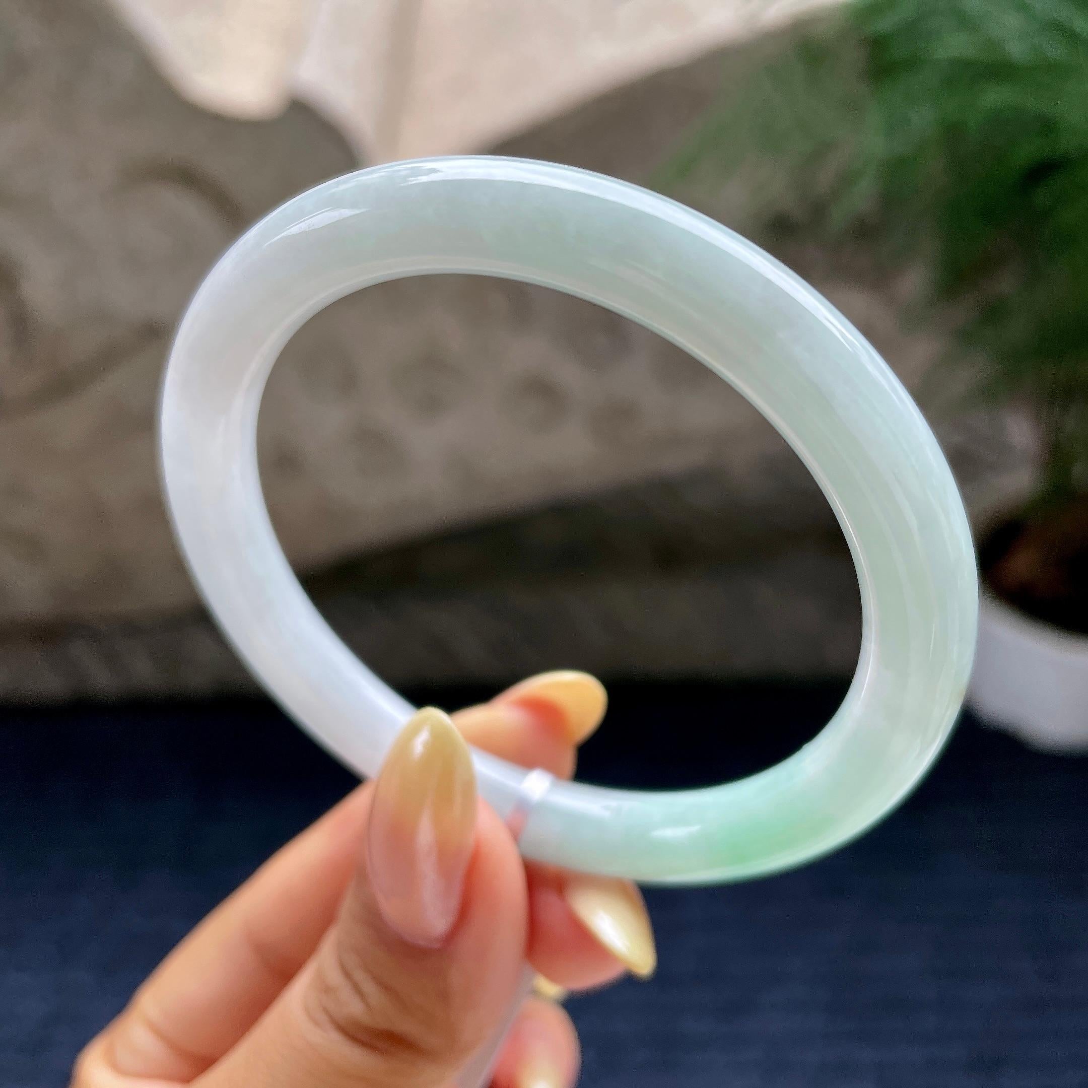细糯种飘绿圆条手镯55.7圈          天然缅甸A货翡翠（yc460733）