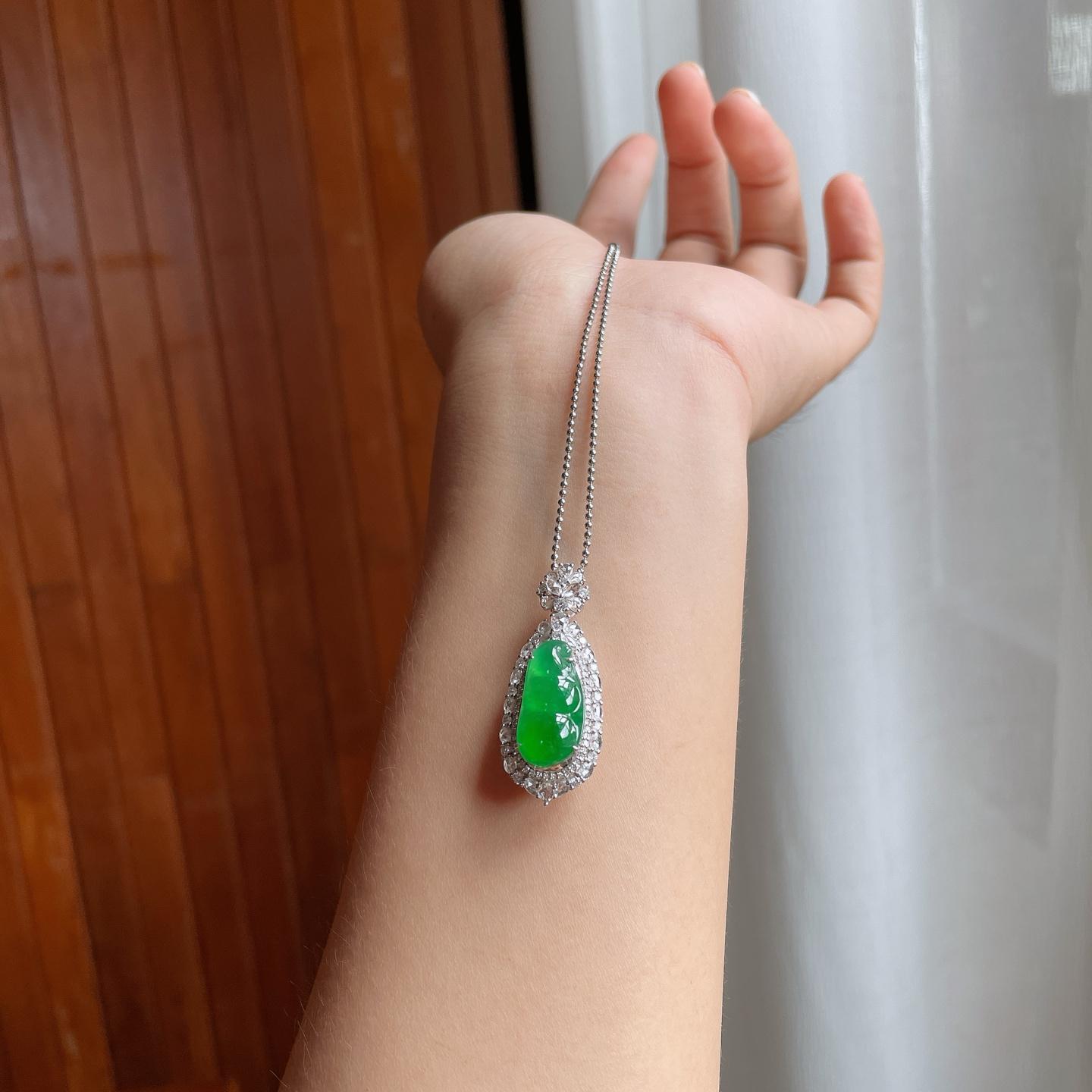 18k金镶冰种满绿翡翠豆子（yc250564）