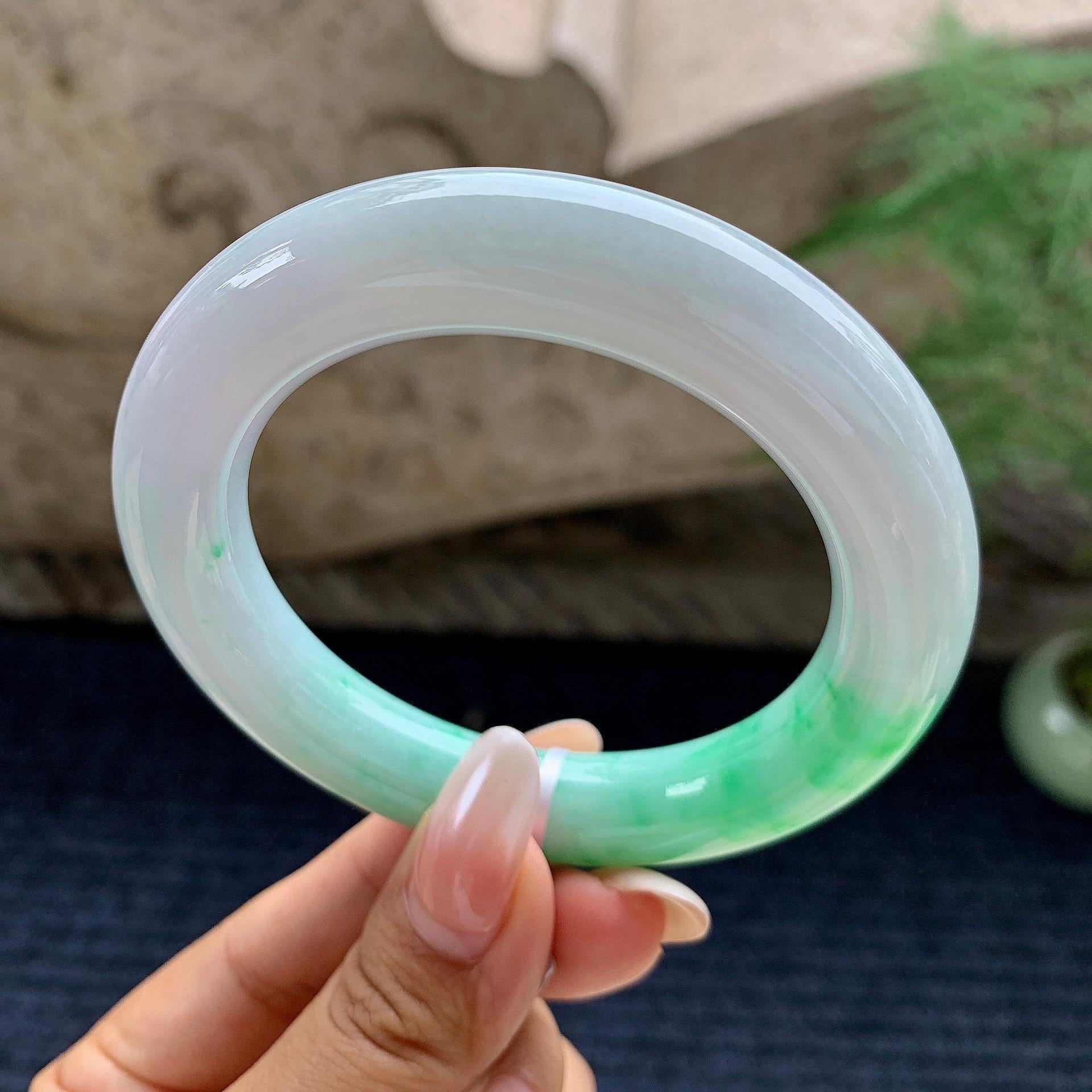细糯种飘绿圆条手镯（56.7mm）