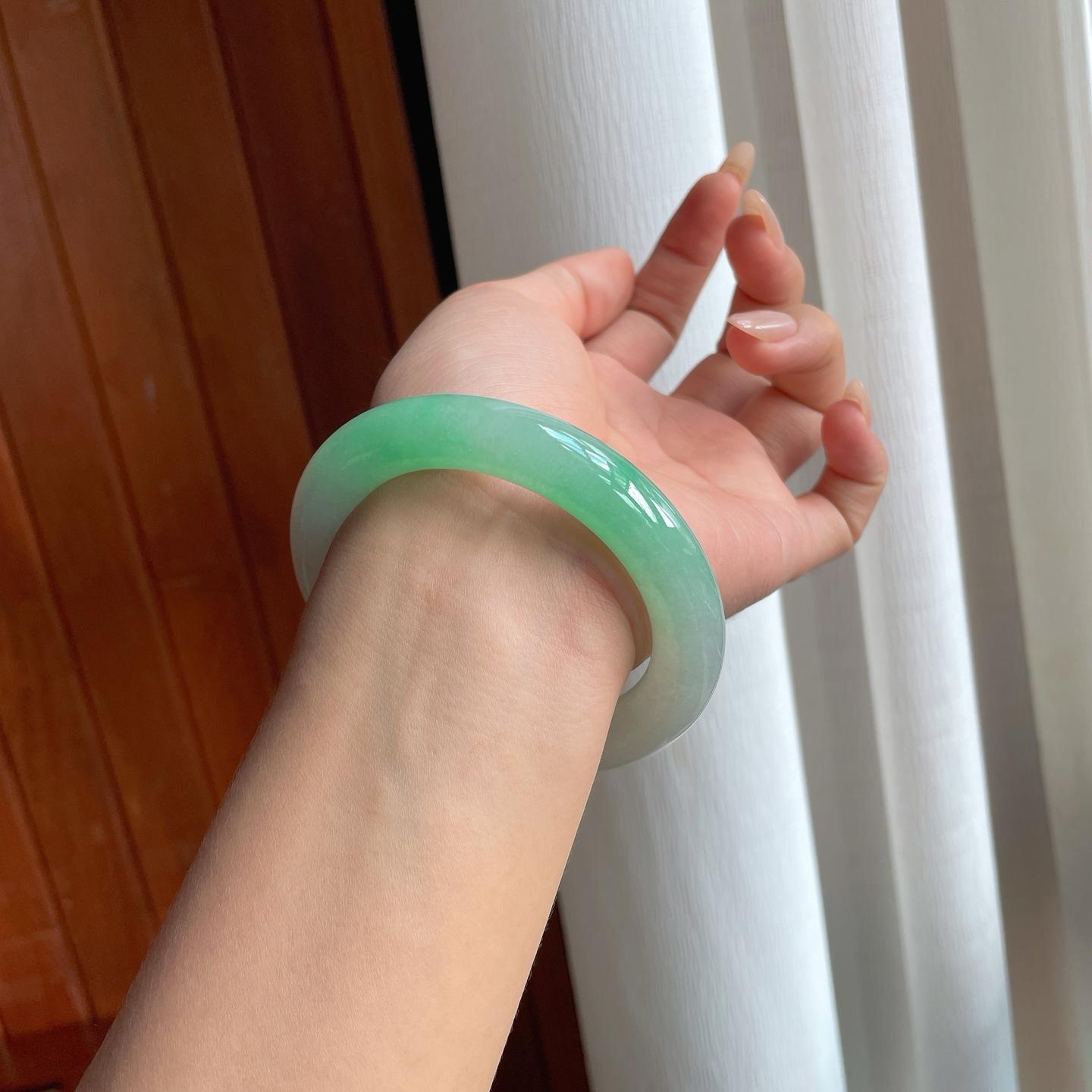 糯冰带色圆条翡翠手镯（58mm）（yc238188）