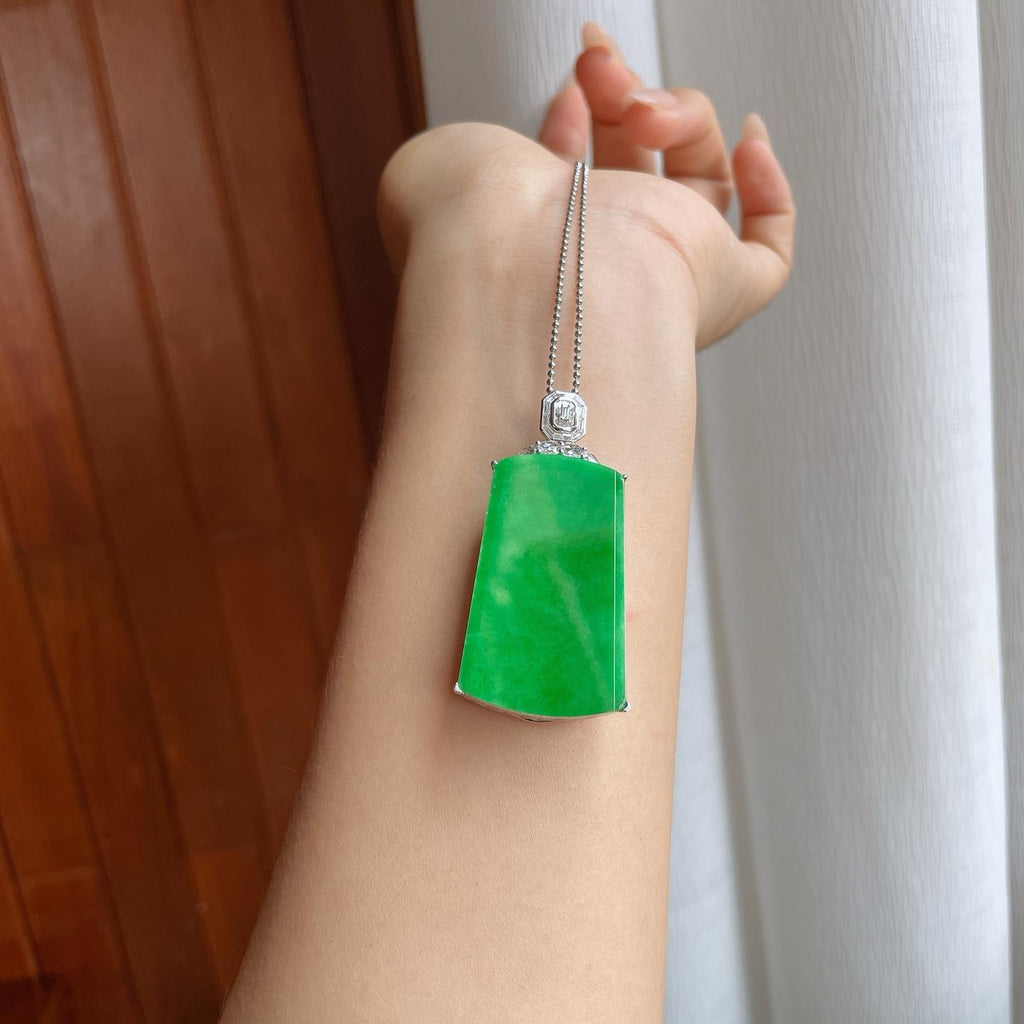 18k金镶糯冰满绿翡翠无事牌（yc244910）