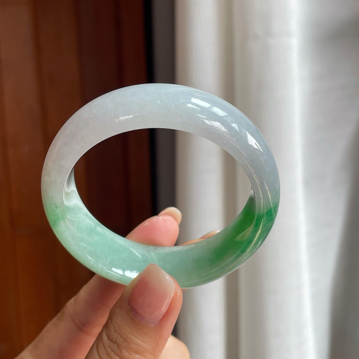 糯冰淡春底带色翡翠宽版镯（52.5mm）（yc400211）