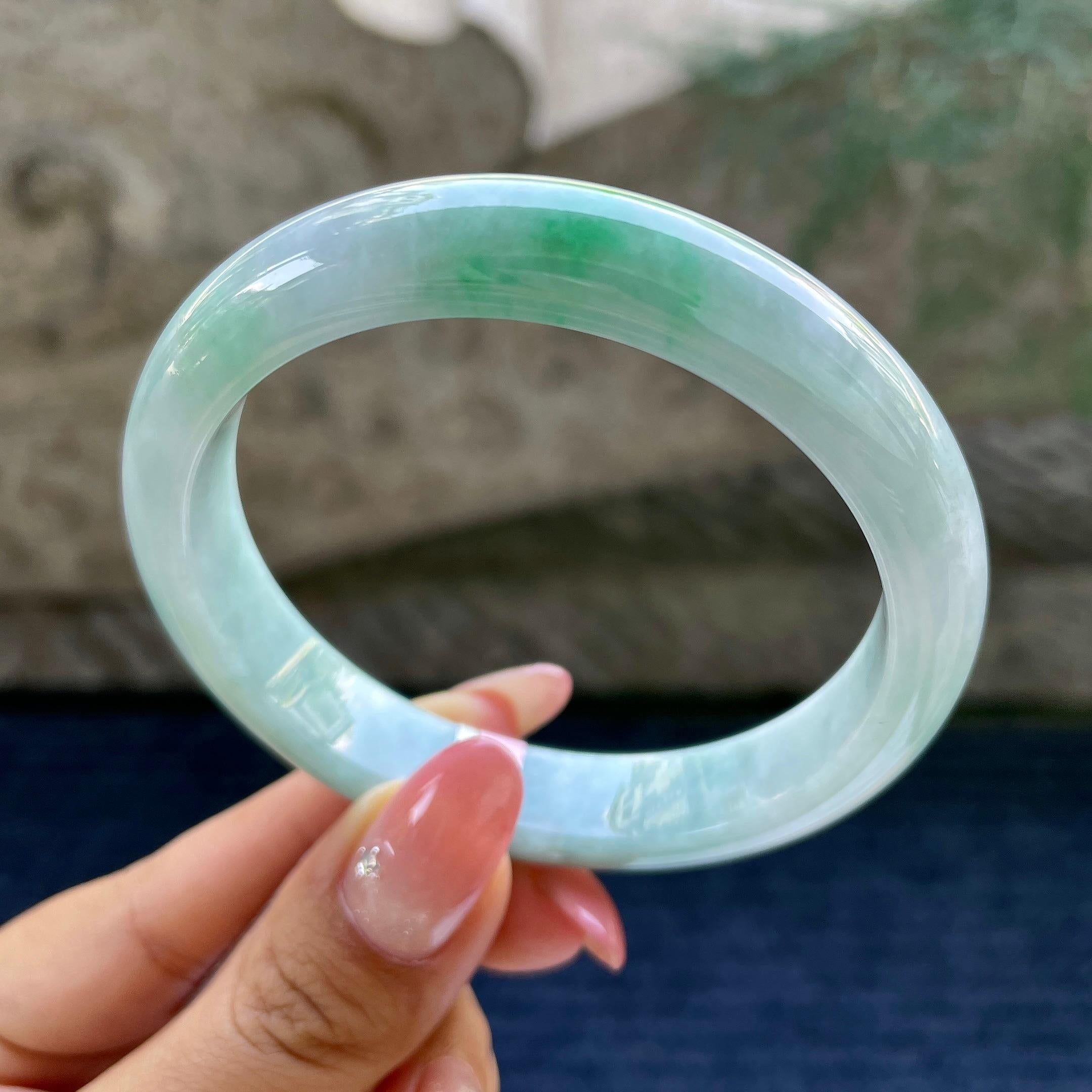 大圈口     糯种飘翠绿正圈平安镯58.6圈       天然缅甸A货翡翠（yc425999）
