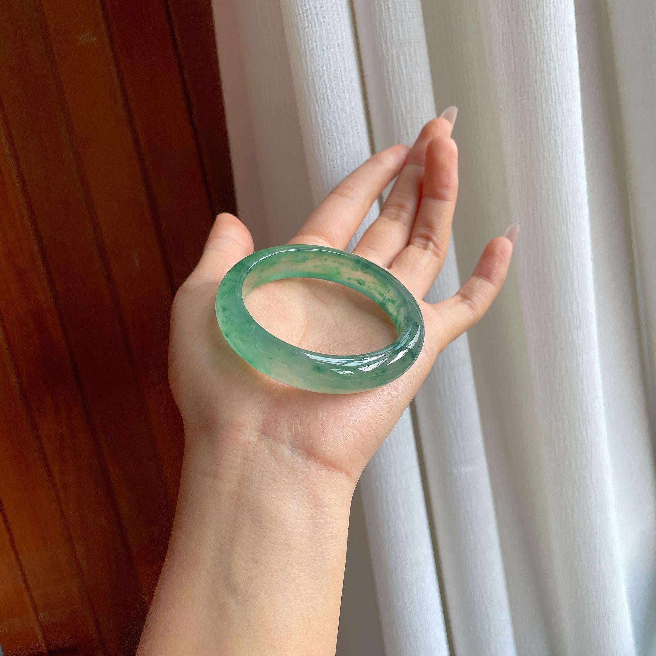 冰玻种晴绿底飘花翡翠平安镯（53.2mm）（yc312335）
