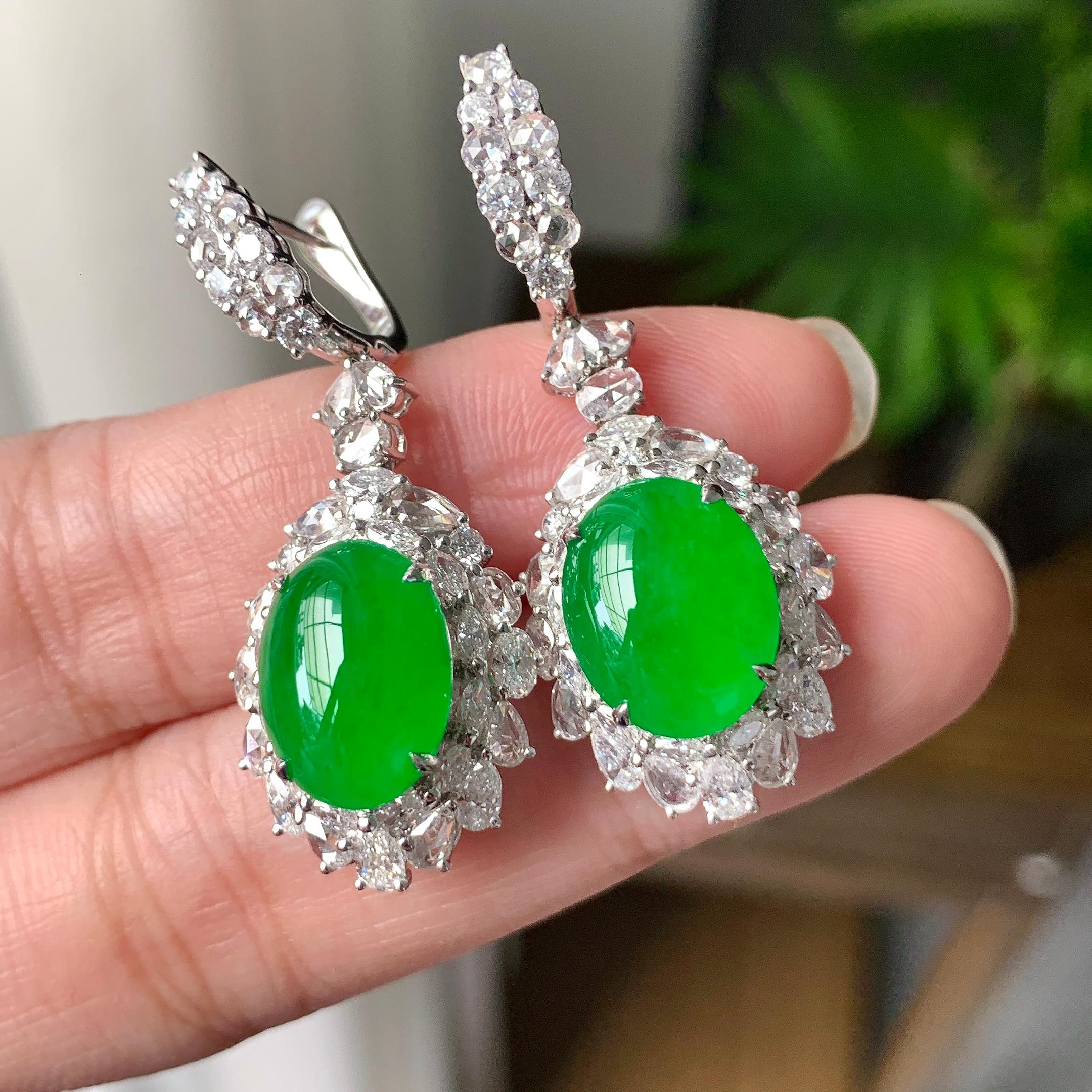 18K金钻镶糯冰种阳绿蛋面耳坠（yc254107）