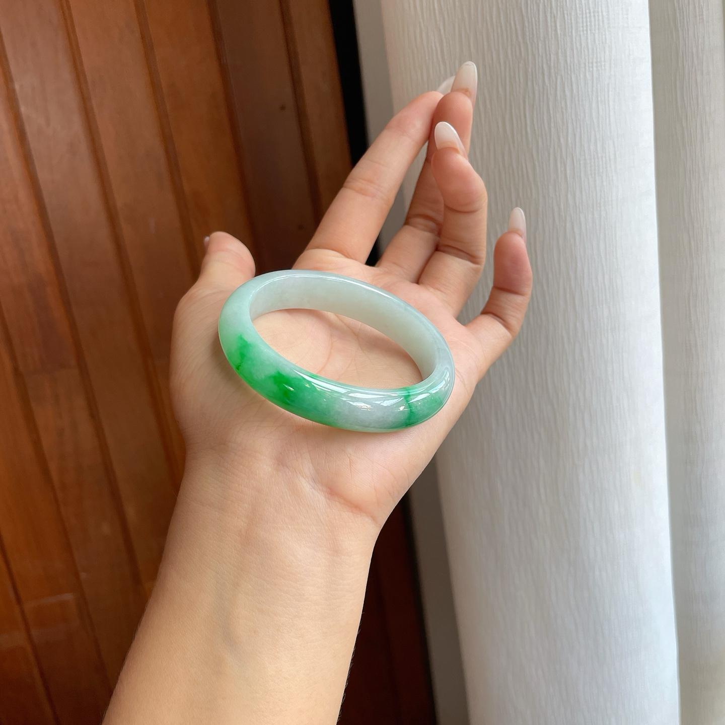 糯冰阳绿翡翠贵妃镯（53mm）（yc268231）