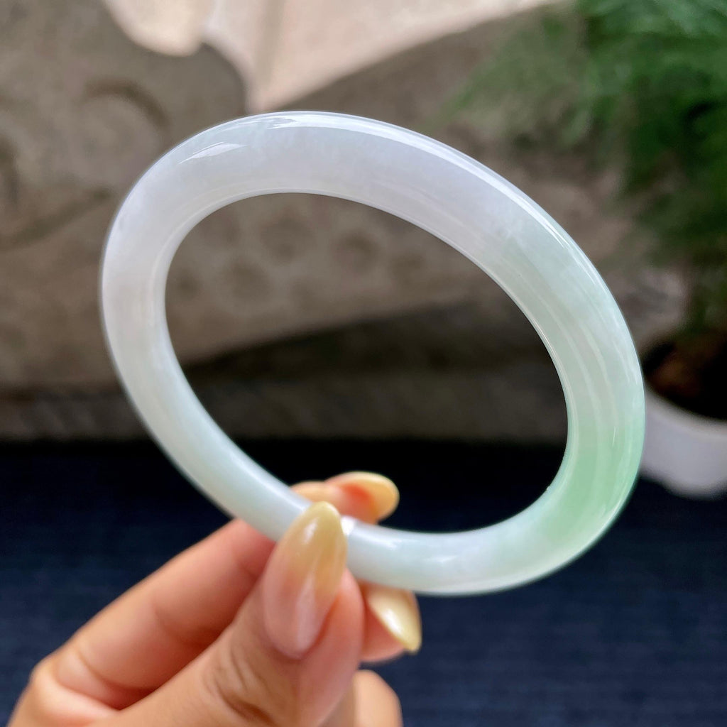 细糯种飘绿圆条手镯55.7圈          天然缅甸A货翡翠（yc460733）