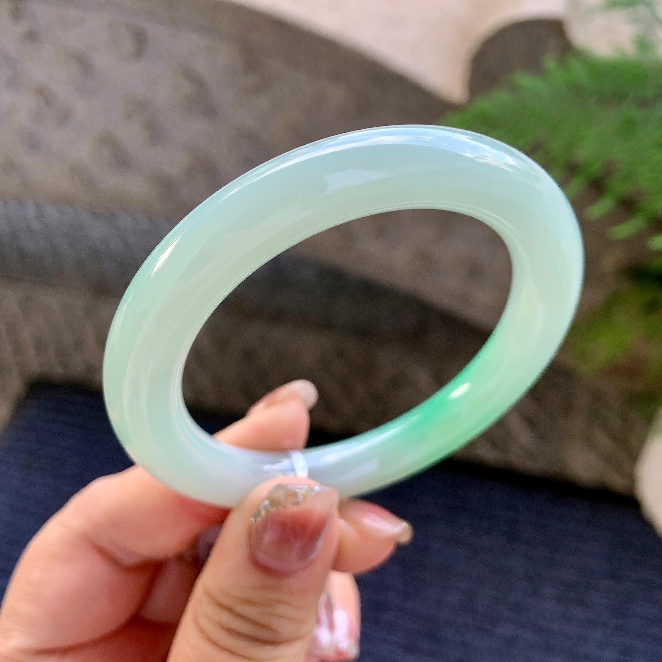 细糯种飘绿圆条手镯（53mm）（yc290108）
