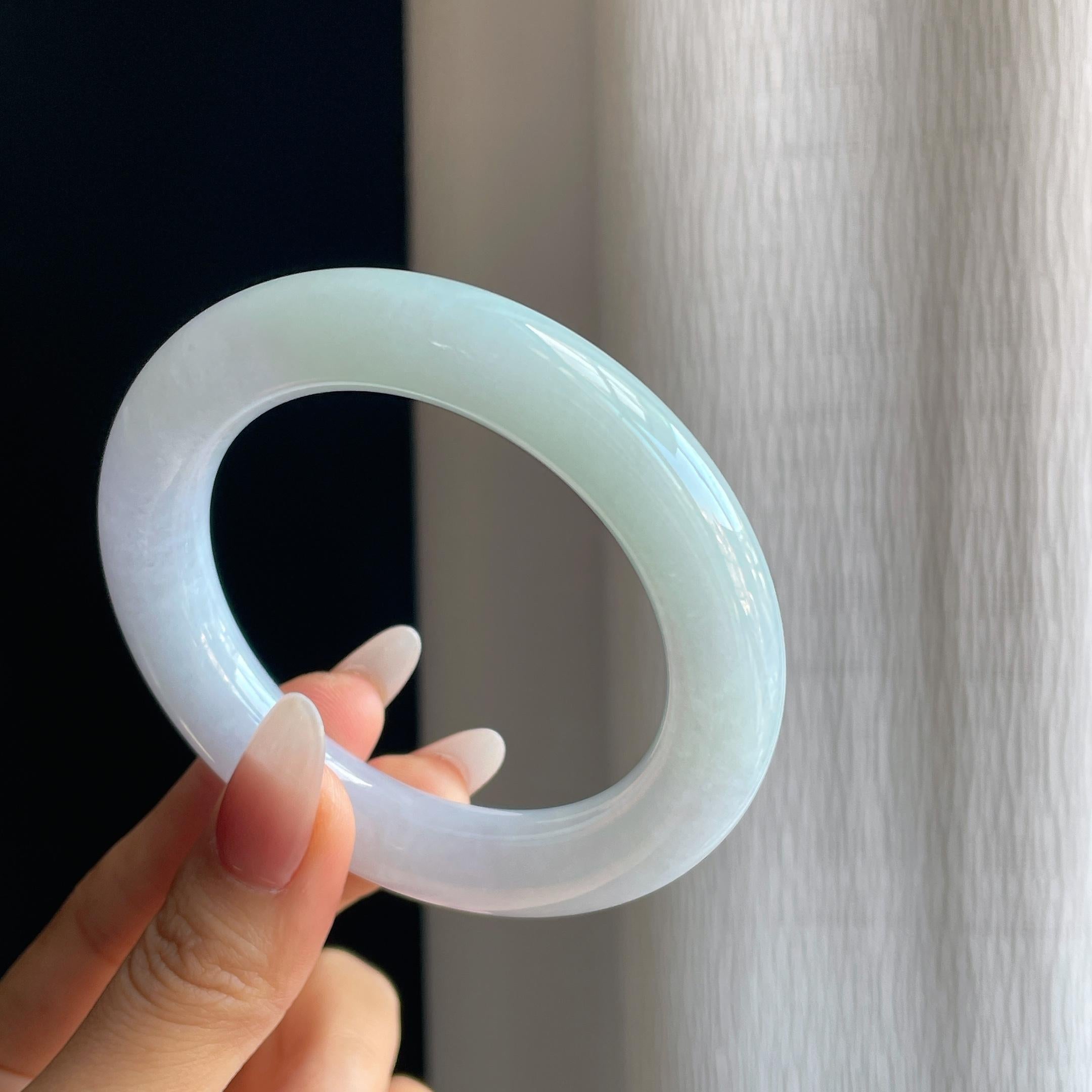冰种淡春彩翡翠圆条手镯（55.5mm）（yc295019）
