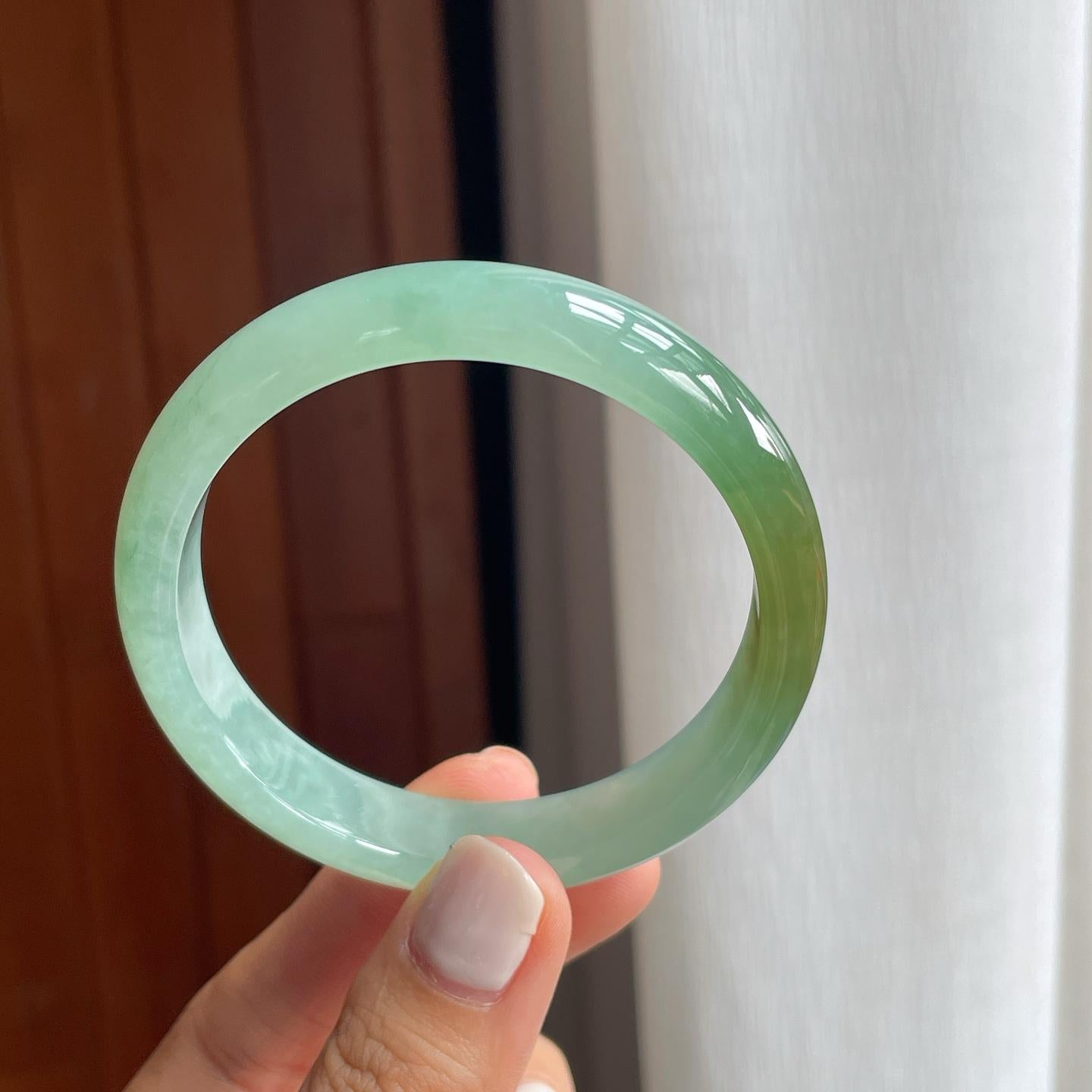 糯冰晴绿底带一抹黄翡翠平安镯（56mm）（yc254052）