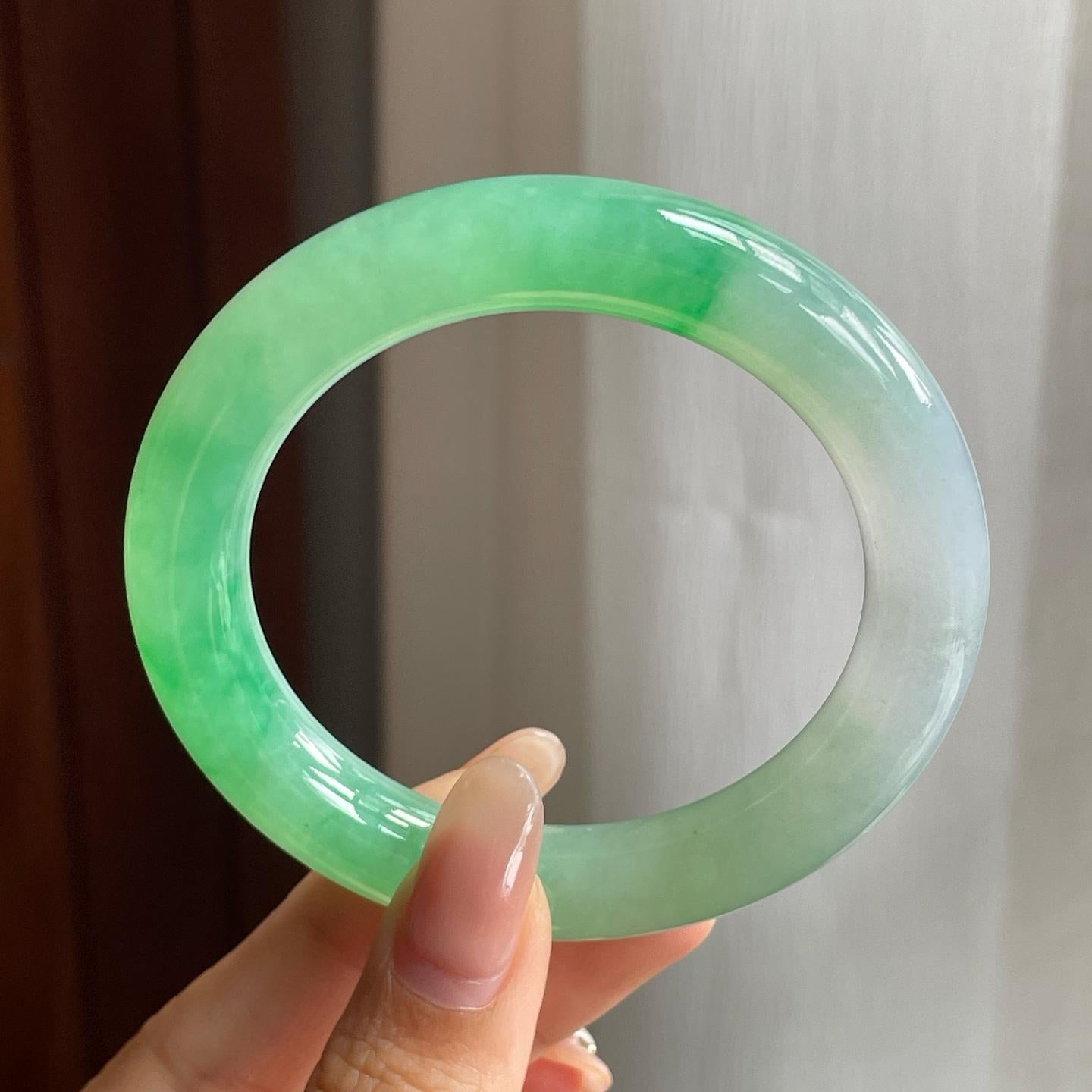 糯冰种飘绿花半山半水翡翠圆条手镯（52mm）（yc196581）