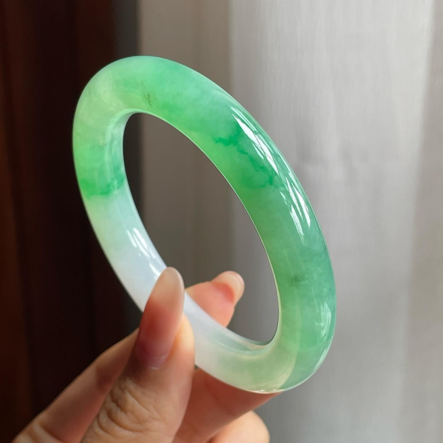 糯冰种飘绿花半山半水翡翠圆条手镯（52mm）（yc196581）