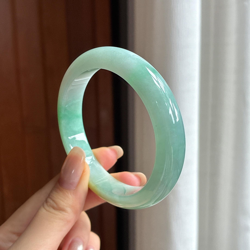 Vòng tay trơn tròn bình an, hạt mịn nước trong phớt vàng, size 56, Ngọc phỉ thúy tự nhiên loại A Myanmar (yc450479)
