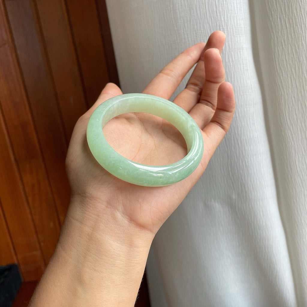 糯冰晴绿底飘花翡翠平安镯（56mm）（yc216040）