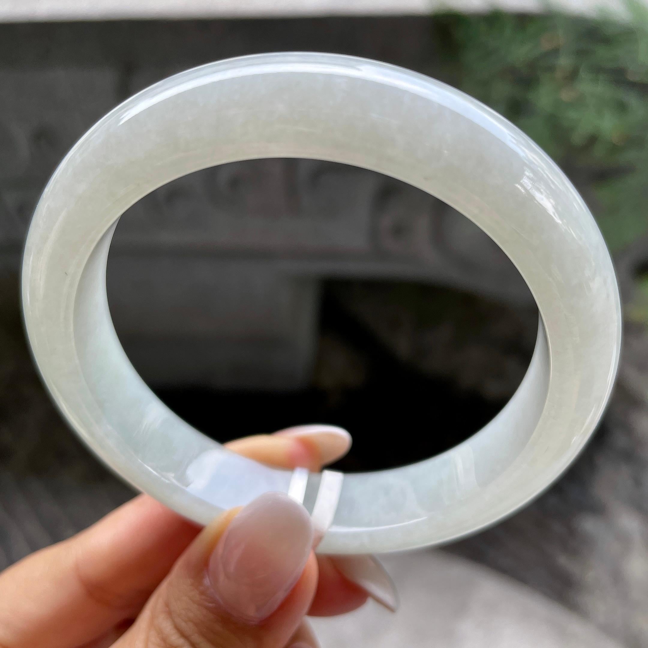 大圈口   细糯种细糯种带底色正圈平安镯   58.9圈     天然缅甸A货翡翠（yc407887）