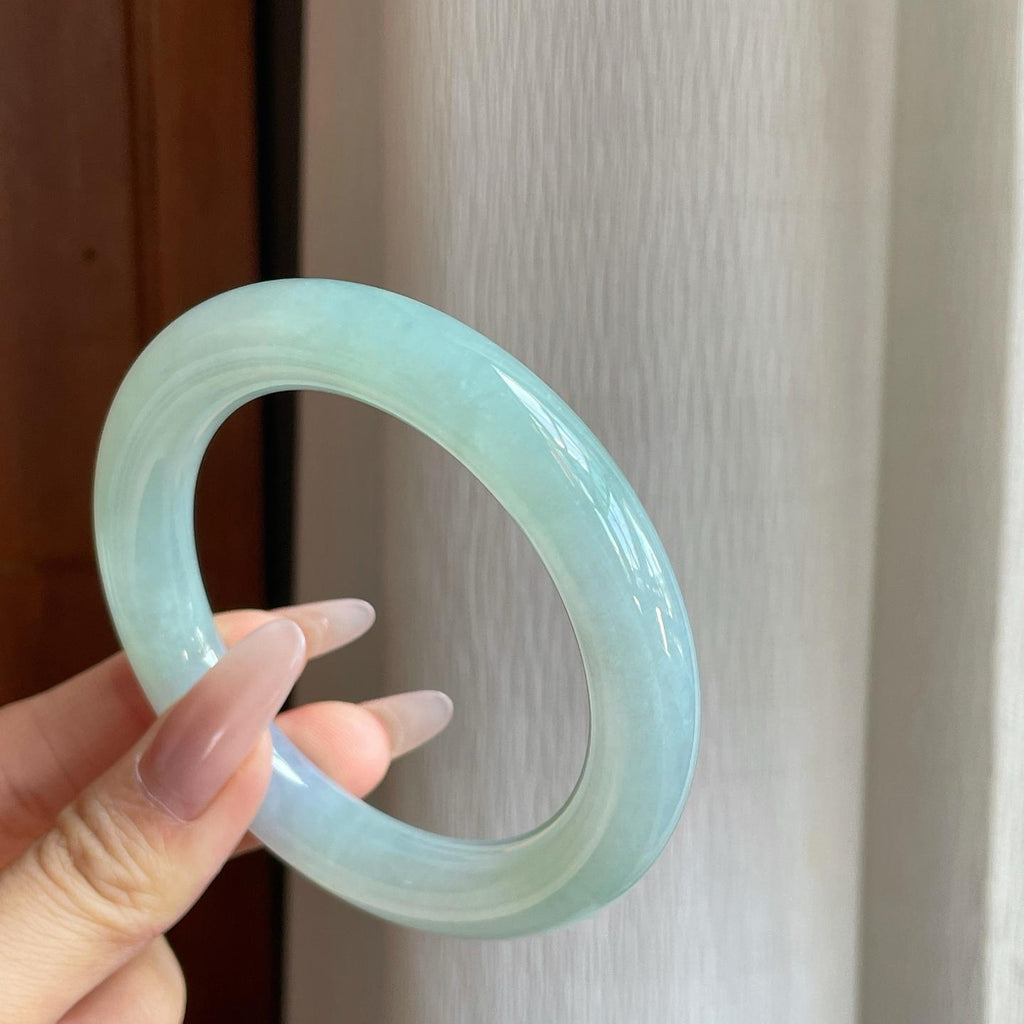 糯冰淡椿底翡翠圆条手镯（56.8mm）（yc282515）