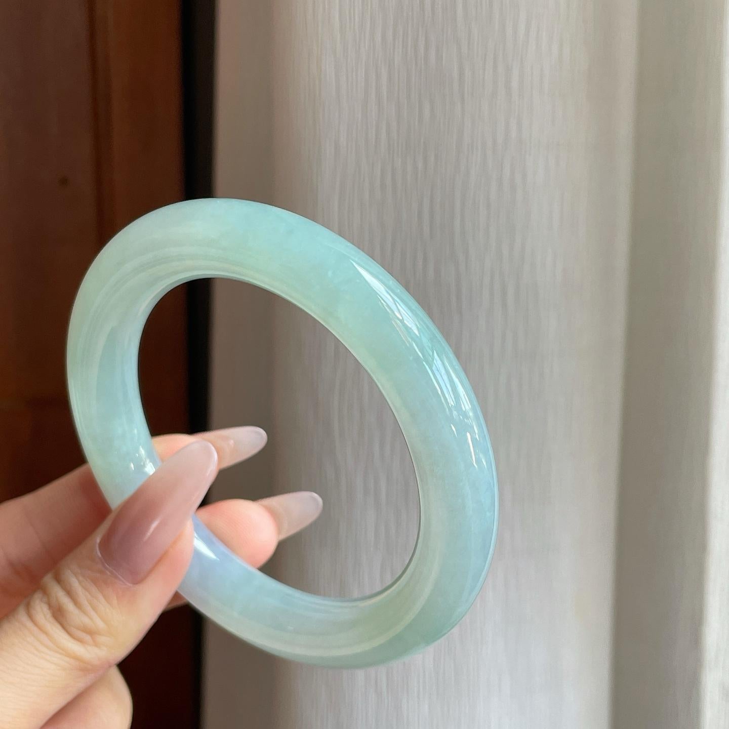 糯冰淡椿底翡翠圆条手镯（56.8mm）（yc282515）