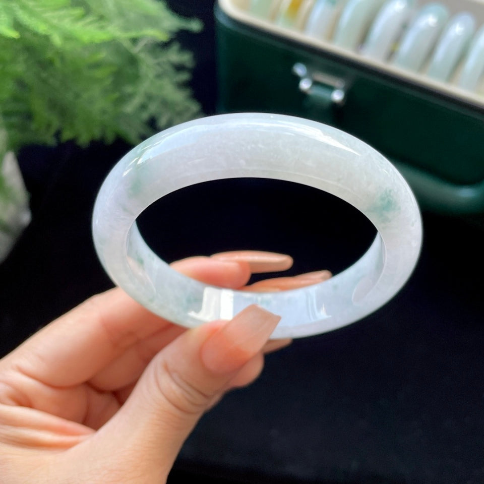 糯冰种春底飘花正圈翡翠手镯（56mm）（yc019404）