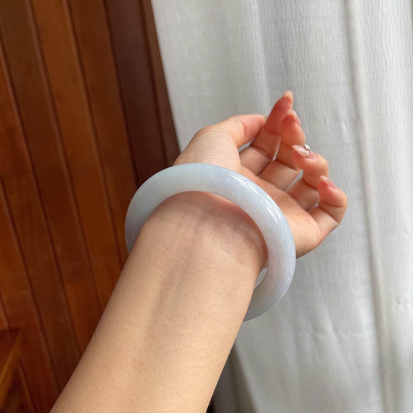 糯冰种淡紫底翡翠圆条手镯（55mm）