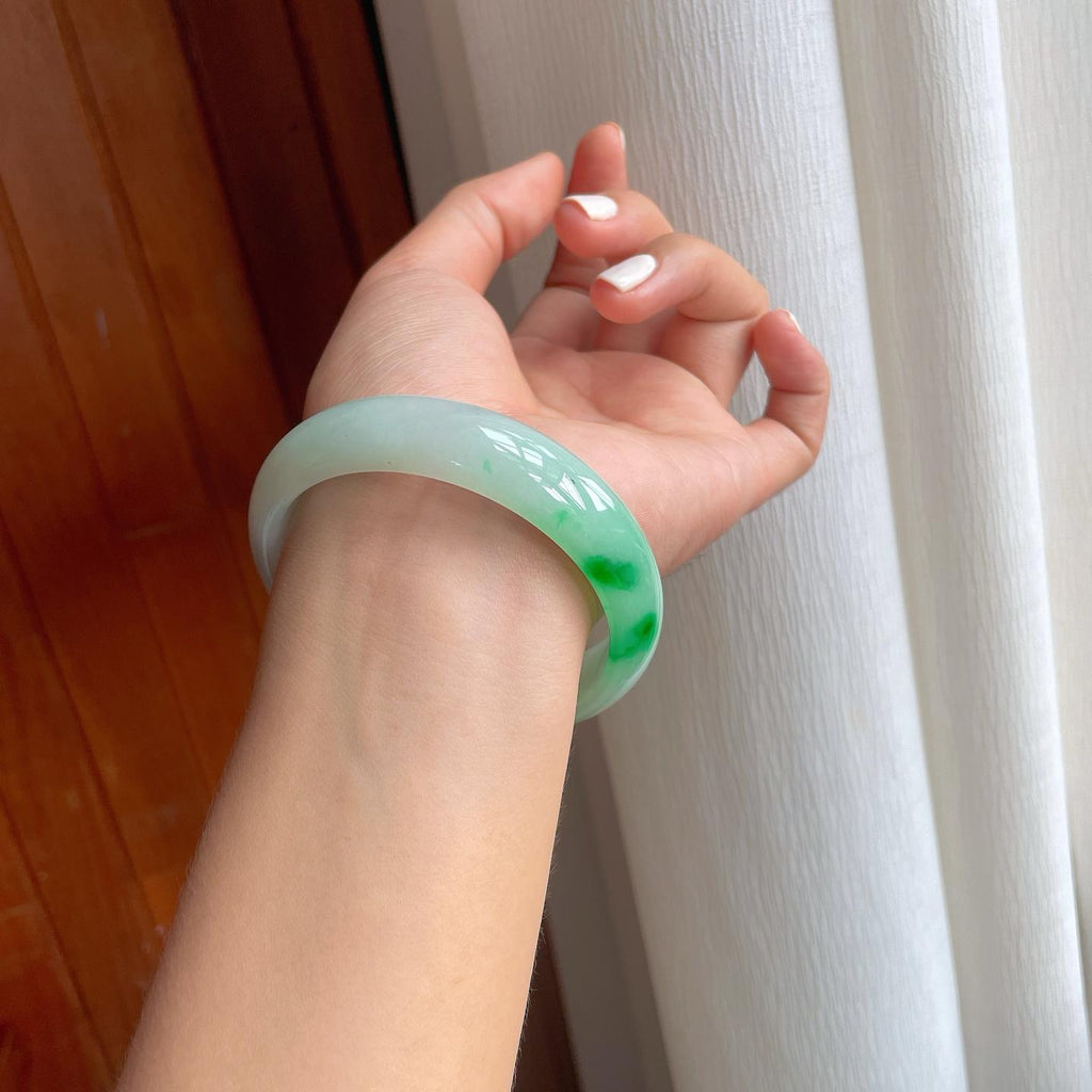 糯冰宽版飘绿花翡翠平安镯（60.5mm）（yc249150）