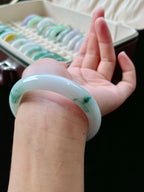 细糯种飘绿正圈翡翠手镯（55.5mm）（yc016644）