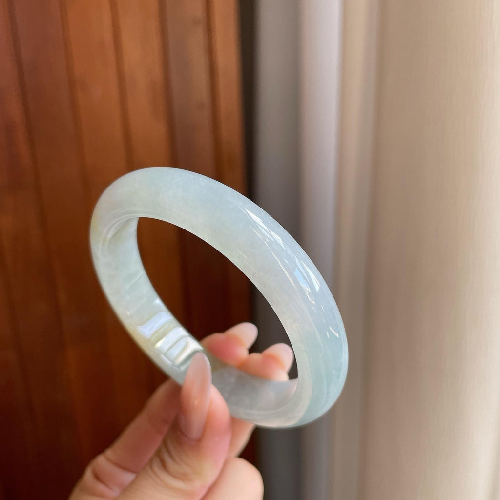 糯冰淡湖水绿带黄翡翡翠平安镯（56.6mm）（yc269675）