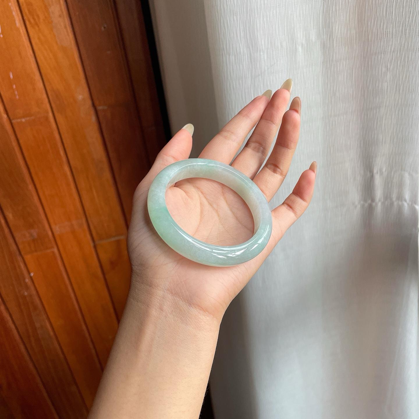 糯冰种晴底飘绿花翡翠平安镯（55.3mm）（yc216829）