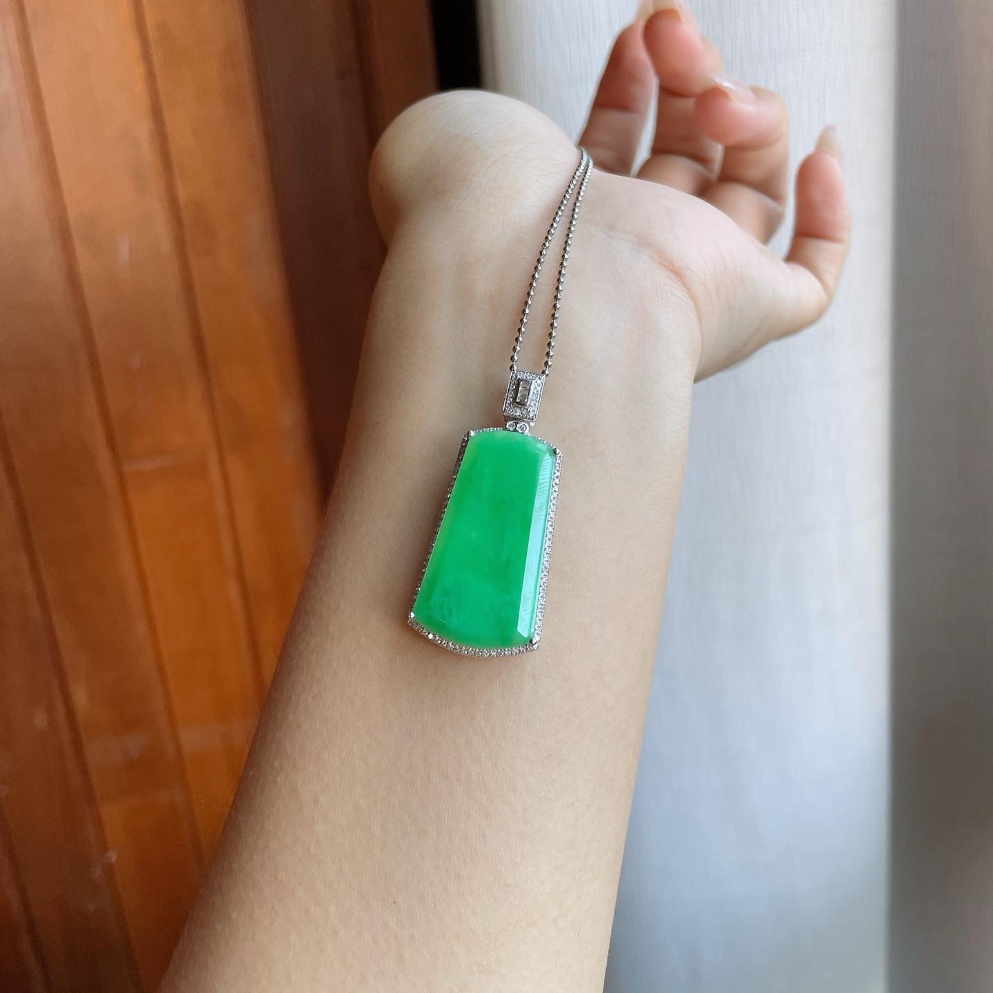 18k金镶糯冰满绿翡翠无事牌（yc242744）