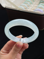 冰种带有淡淡的蓝味正圈翡翠手镯（57mm）