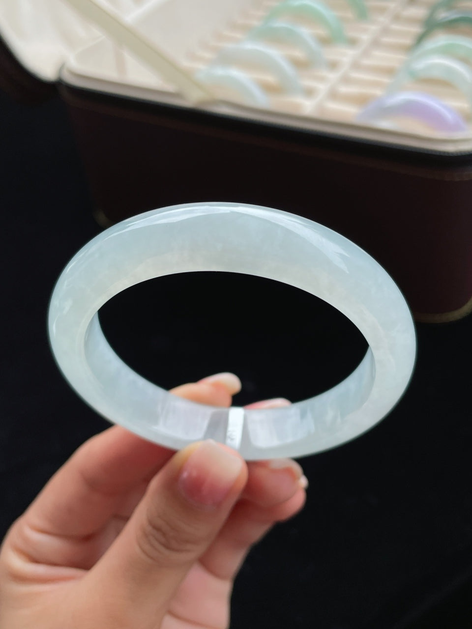 冰种带有淡淡的蓝味正圈翡翠手镯（57mm）