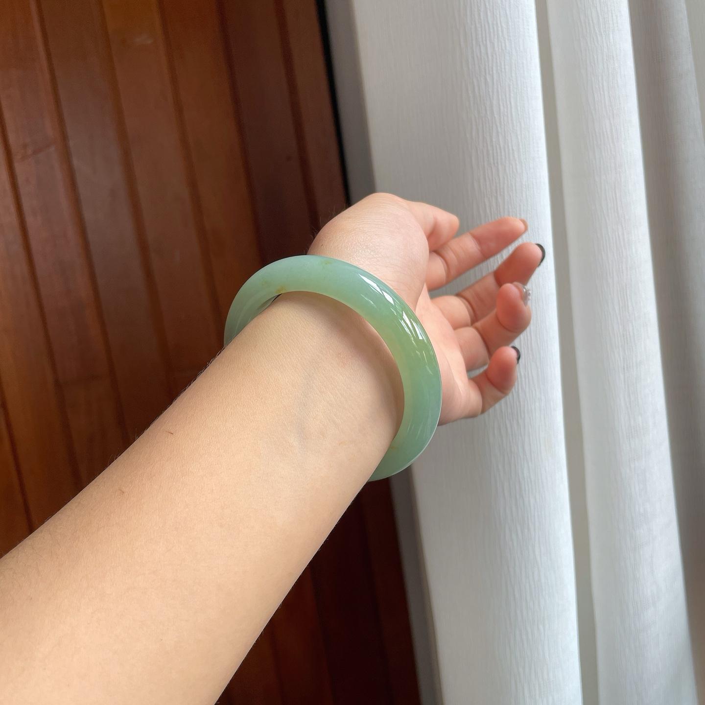 糯冰晴绿底飘黄翡翠平安镯（59mm）（yc277392）