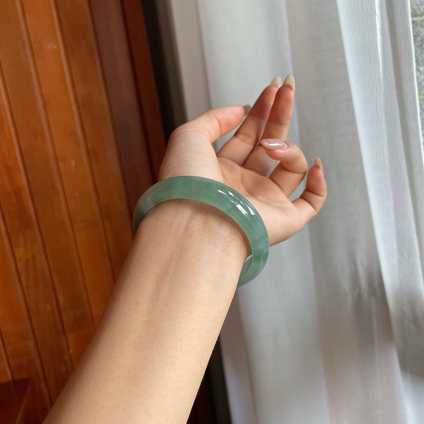 糯冰种湖水绿带黄翡翡翠平安镯（56mm）（yc220241）