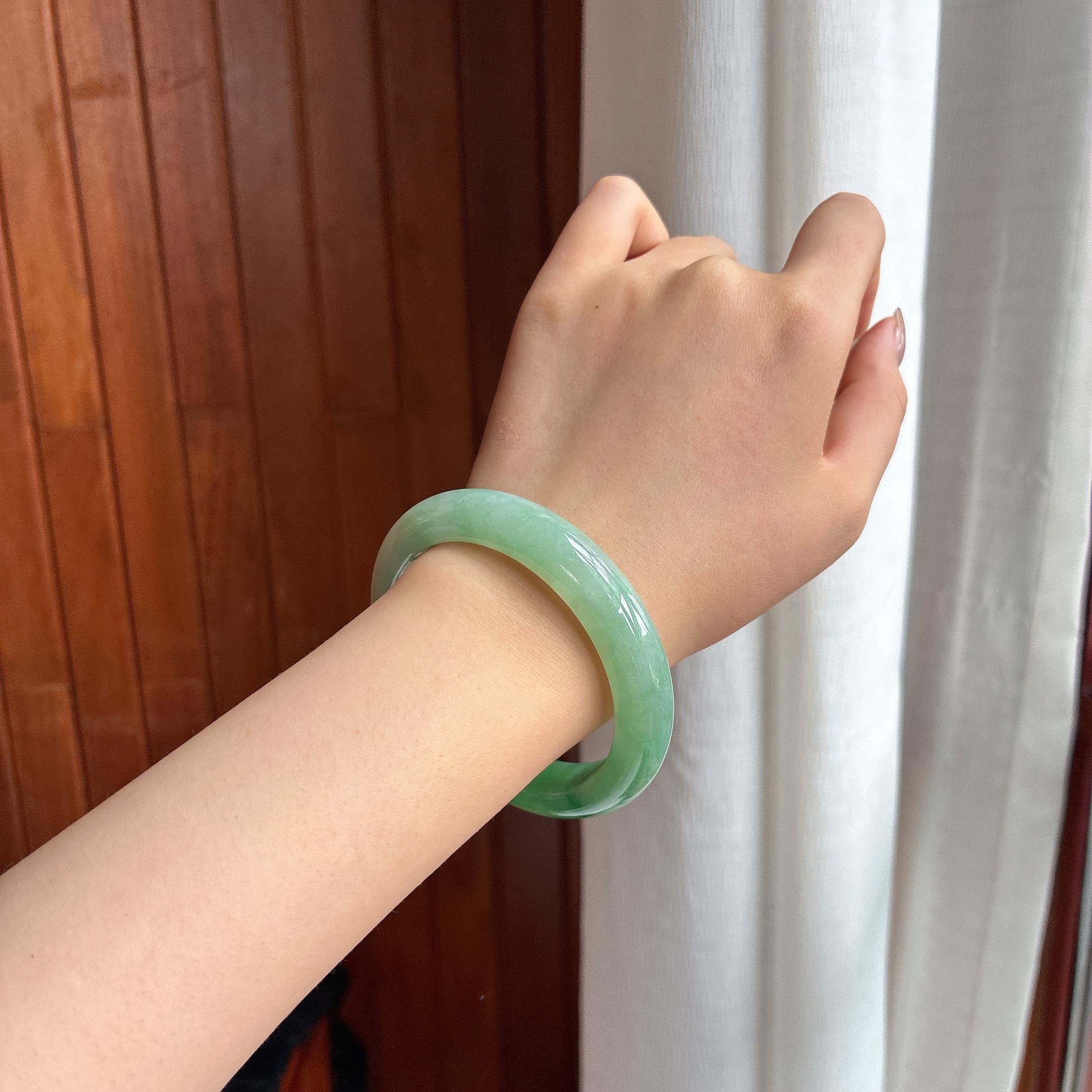 Vòng tay tròn bình an ngọc phỉ thúy Miến Điện tự nhiên loại A màu nước đục băng, vòng 56 (yc451555)