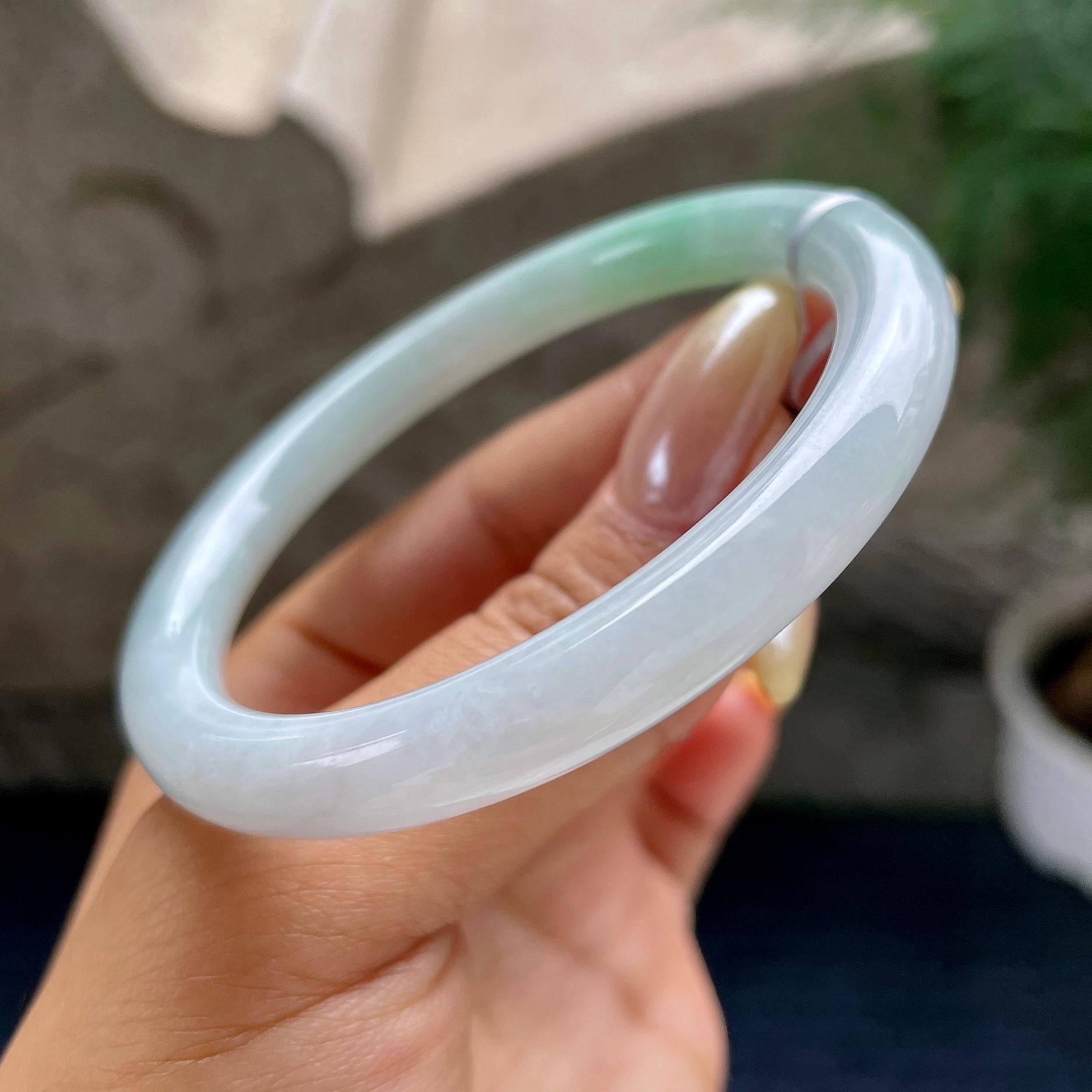 细糯种飘绿圆条手镯55.7圈          天然缅甸A货翡翠（yc460733）